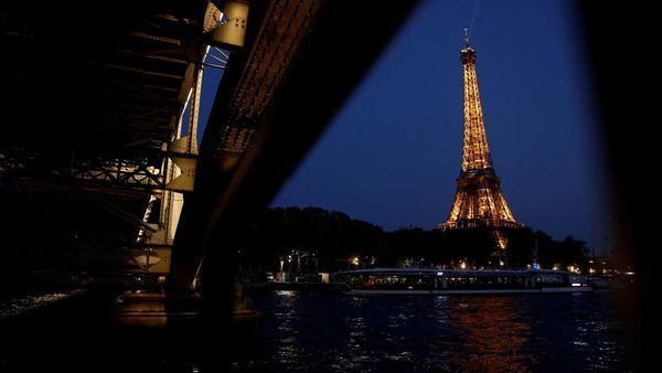 Malam Romantis di Tepi Paris Malam Romantis di Tepi Paris