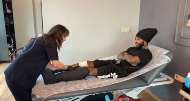 Operasi Pemanjangan Kaki. Foto: Tiktok.com/@mrbrokenbonez