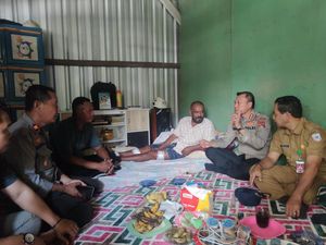 Polisi Berondong Peluru Warga karena Masuk Tambang Emas-Bawa Sajam Polisi Berondong Peluru Warga karena Masuk Tambang Emas-Bawa Sajam