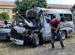 Elf Seruduk Fuso di Tol Solo-Ngawi, 3 Orang Tewas dan 10 Luka