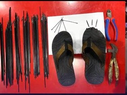 Penampakan Sandal dan Paku Milik Pria di Surabaya yang Resahkan Warga