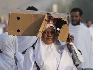 Ragam Cara Jemaah Haji Hadapi Panas Menyengat di Tanah Suci