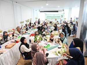 Potensi Cuan, Relawan Sandiaga Gelar Pelatihan Buket Bunga di Makassar