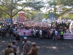 Ribuan Warga Geruduk Kantor Bupati-DPRD Karangasem Tolak Proyek Resort