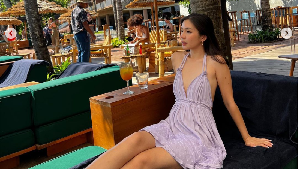 8 Gaya Guru SD Cantik yang Dihujat Netizen gegara Geledah Tas Murid