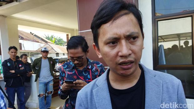 Sidang pembacaan tuntutan terhadap terdakwa kasus penyebaran video asusila untuk ancaman (revenge porn), Alwi Husen Maolana, digelar online tiba-tiba. Pihak keluarga korban kecewa (Aris R/detikcom)