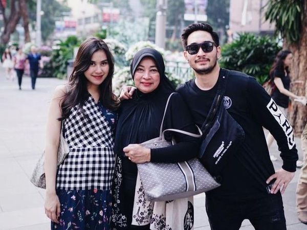 7 Potret Kebersamaan Syahnaz dengan Mertuanya yang Jarang Disorot