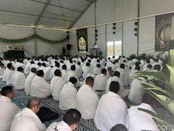 Momen Ratusan Jemaah Maktour Wukuf di Arafah