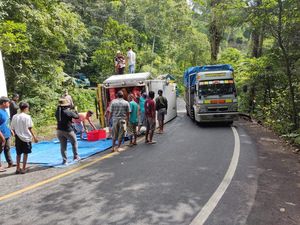 Ceceran Minyak Jadi Penyebab Truk Terguling di Jalur Gumitir Jember Ceceran Minyak Jadi Penyebab Truk Terguling di Jalur Gumitir Jember