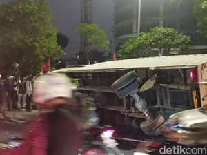 Truk Terguling di Jalan Daan Mogot Jakbar, Sopir Terjebak di Dalam