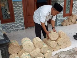 Perajin Tusuk Sate di Pasuruan Lembur Demi Penuhi Pesanan Dekati Idul Adha