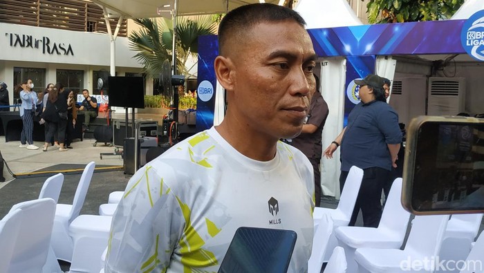 Wasit Heru Cahyono yang lolos seleksi ketat bersama 17 pengadil laga lain buat gelaran Liga 1 2023/2024.
