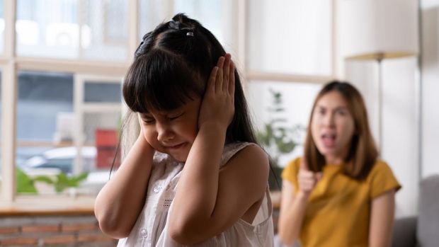 5 Ways to Deal with Trauma in Children After Being Scolded and Beaten