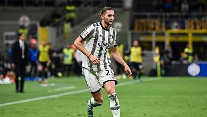 (FILES) Juventus French midfielder Adrien Rabiot runs with the ball during the Italian Cup semi-final second leg football match between Inter Milan and Juventus at the Giuseppe-Meazza (San Siro) stadium in Milan, on April 26, 2023. Rabiot chose to continue with the Juventus Turin until June 30, 2024, announced the Italian club on June 27, 2023. (Photo by Isabella BONOTTO / AFP)
