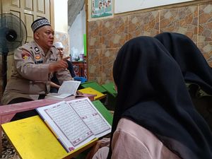 Ketulusan Aiptu Nana Ngajar Ngaji Anak-anak hingga Orang Tua di Jambi