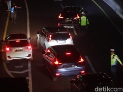 Video Arus Lalin di Exit Tol Cileunyi Landai di Malam Takbiran