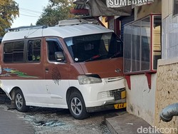 Angkot Nyungsep di Kios Sawo Usai Ditabrak Mobil Pikap di Sumedang