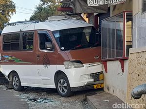 Angkot Nyungsep di Kios Sawo Usai Ditabrak Mobil Pikap di Sumedang Angkot Nyungsep di Kios Sawo Usai Ditabrak Mobil Pikap di Sumedang