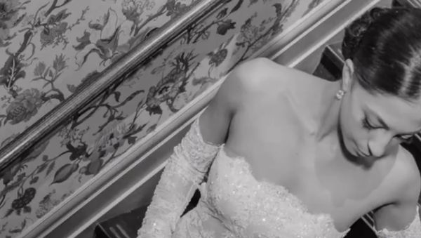 8 Foto Pengantin Pakai Gaun Transparan Mengundang Hujatan, Mengaku demi Anak