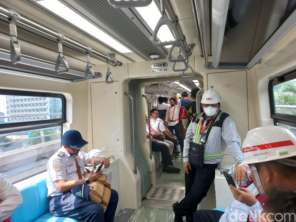 Budi Karya dan Heru Budi jajal LRT Jabodebek, Rabu, 28 Juni 2023. (Anggi/detikcom).