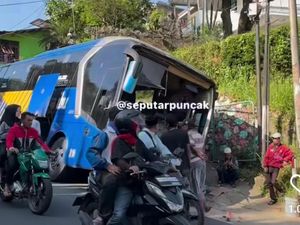 Bus Terperosok ke Parit di Puncak Bogor, 3 Penumpang Luka Bus Terperosok ke Parit di Puncak Bogor, 3 Penumpang Luka