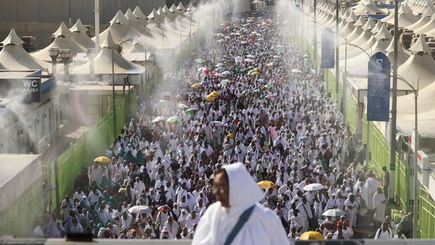 Cuaca panas menyengat jadi salah satu tantangan ibadah haji tahun ini. Beragam cara dilakukan jemaah dalam menghadapi panas saat ibadah haji. (REUTERS/MOHAMED ABD EL GHANY)