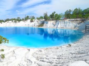 Cantiknya Danau Kaolin, Tempat Wisata Bekas Tambang Timah di Bangka
