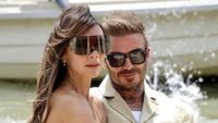7 Momen Mesra David dan Victoria Beckham Nonton Fashion Show dari Perahu