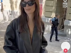 Emily Ratajkowski Tampil Naked Saat Datang di Paris Fashion Week Emily Ratajkowski Tampil Naked Saat Datang di Paris Fashion Week