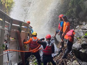 Truk Terjun ke Sungai di Banyumas Usai Senggol Avanza, 1 Orang Tewas