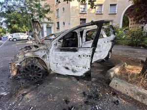 Sisa-sisa Ketegangan Usai Polisi Tembak Mati Remaja di Paris Sisa-sisa Ketegangan Usai Polisi Tembak Mati Remaja di Paris