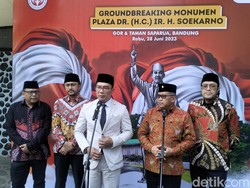 Pantun Hasto yang Bikin Ridwan Kamil Terkejut
