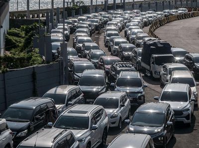 H-1 Idul Adha, Antrean Kendaraan Mengular di Pelabuhan Merak