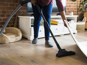 Mending Mana Bersihkan Lantai Pakai Sapu atau Vacuum Cleaner? Mending Mana Bersihkan Lantai Pakai Sapu atau Vacuum Cleaner?