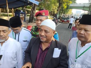 Warga Muhammadiyah Surabaya Gelar Salat Id Hari Ini, Imam: Perbedaan Itu Wajar Warga Muhammadiyah Surabaya Gelar Salat Id Hari Ini, Imam: Perbedaan Itu Wajar
