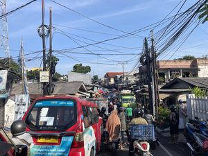 Banyak Angkot Ngetem, Jalanan Sekitar Pasar Lenteng Agung Macet Parah