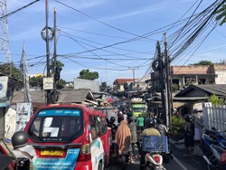 Banyak Angkot Ngetem, Jalanan Sekitar Pasar Lenteng Agung Macet Parah