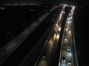 Terkini! Tol Japek Ramai Lancar