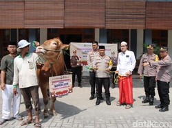 Kapolda Jatim Salurkan Hewan Kurban ke Ponpes Langitan Tuban