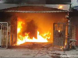 Percikan Korek Hanguskan Toko dan Gudang Sembako di Lamongan