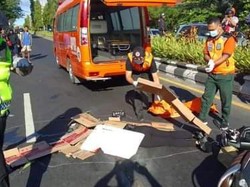 Tertabrak Truk, Pemotor Perempuan Tewas di Tempat