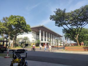 Antusias Warga Liburan di TMII, Tak Ada Kendaraan-Lebih Bersih