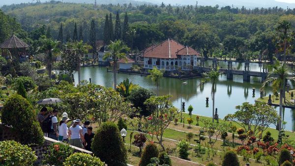 Mengisi Liburan di Taman Soekasada Ujung Bali, Asri Banget