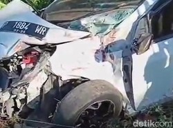 Mobilio Ringsek Tersambar KA di Perlintasan Tanpa Palang Banyuwangi, 1 Luka