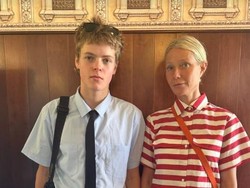 Jarang Terekspos, Inilah Putra Chris Martin Coldplay yang Beranjak Dewasa