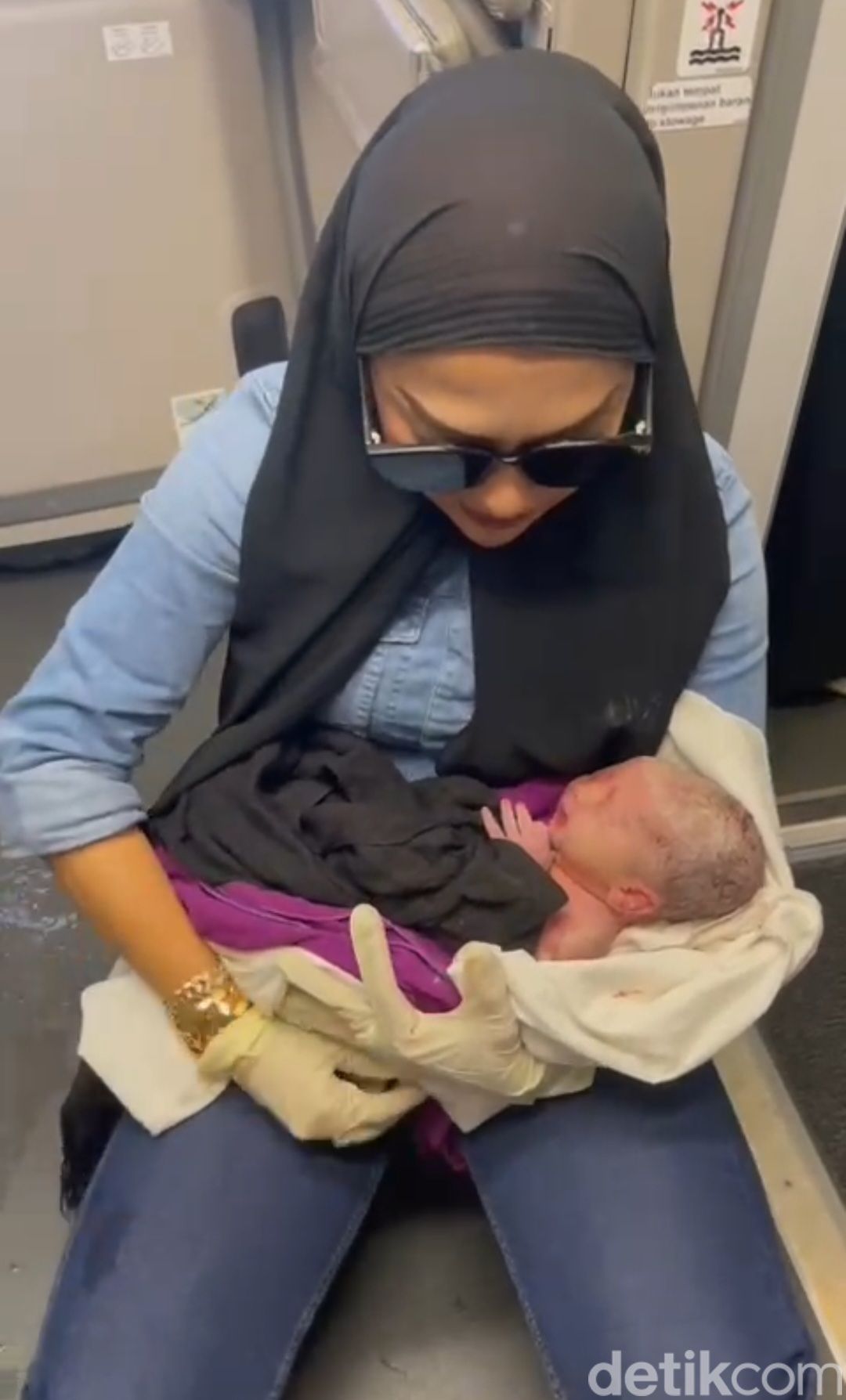MUA di Malang menceritakan kisah mendebarkan saat dirinya membantu proses persalinan di dalam pesawat
