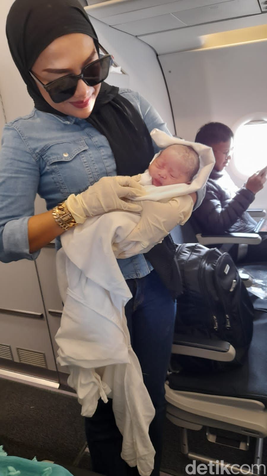 MUA di Malang menceritakan kisah mendebarkan saat dirinya membantu proses persalinan di dalam pesawat