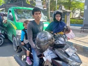 Kisah Musawir Toron Sekeluarga Naik Motor, Bawa Oleh-oleh hingga Ayam Hidup