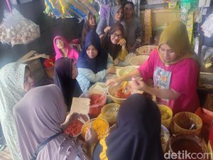 Laris Manis Bumbu Masak Diserbu Emak-emak Jelang Idul Adha