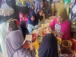 Laris Manis Bumbu Masak Diserbu Emak-emak Jelang Idul Adha